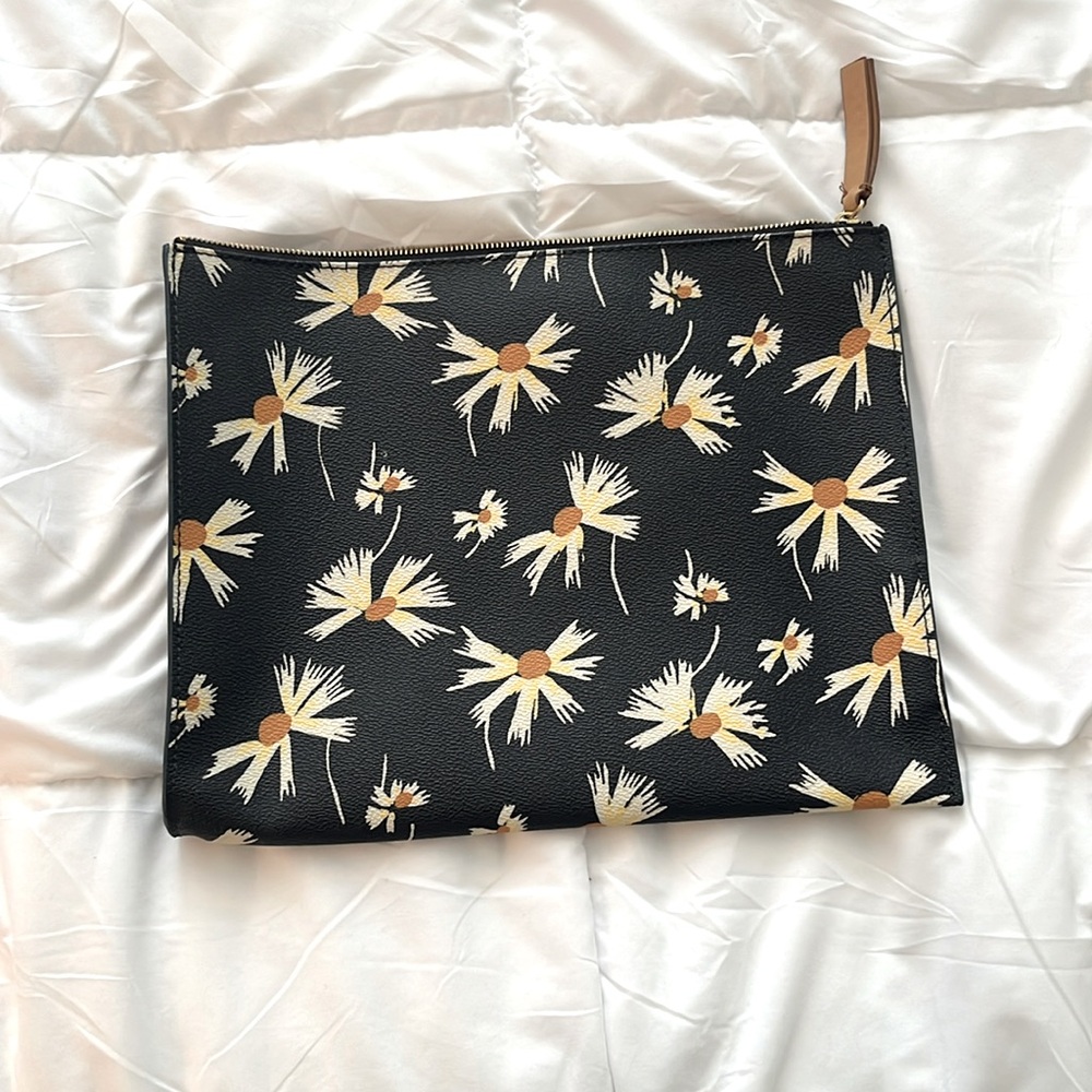 Navy daisy large clutch